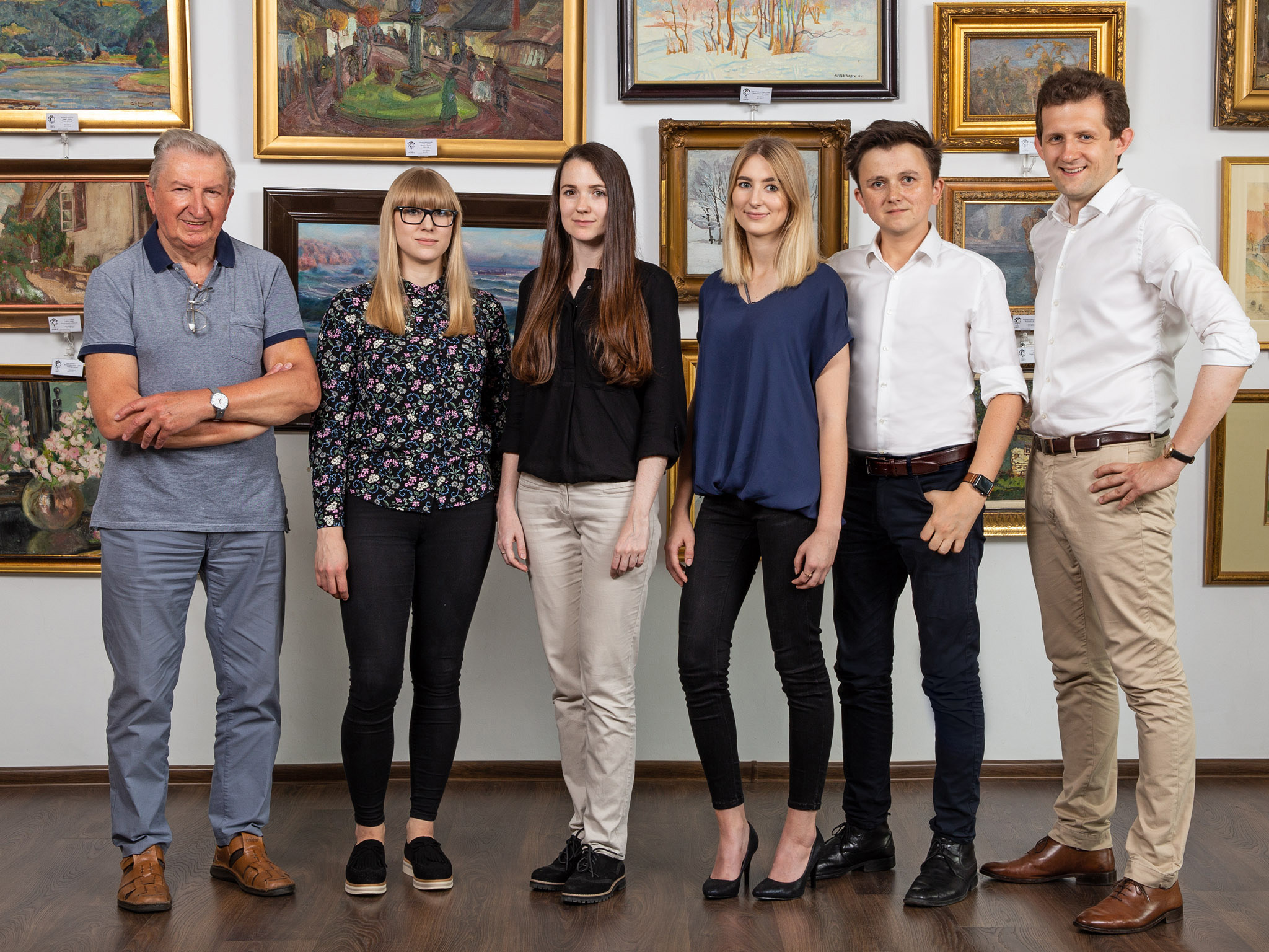 Zespół Salonu Connaisseur (od lewej): Konstanty Węgrzyn, Karolina Bańkowska, Magdalena Tracz, Karolina Jamróz, Natalia Musialik, Maciej Jakubowski. Zespół Salonu Connaisseur (od lewej): Konstanty Węgrzyn, Karolina Bańkowska, Magdalena Tracz, Karolina Jamróz, Natalia Musialik, Maciej Jakubowski.