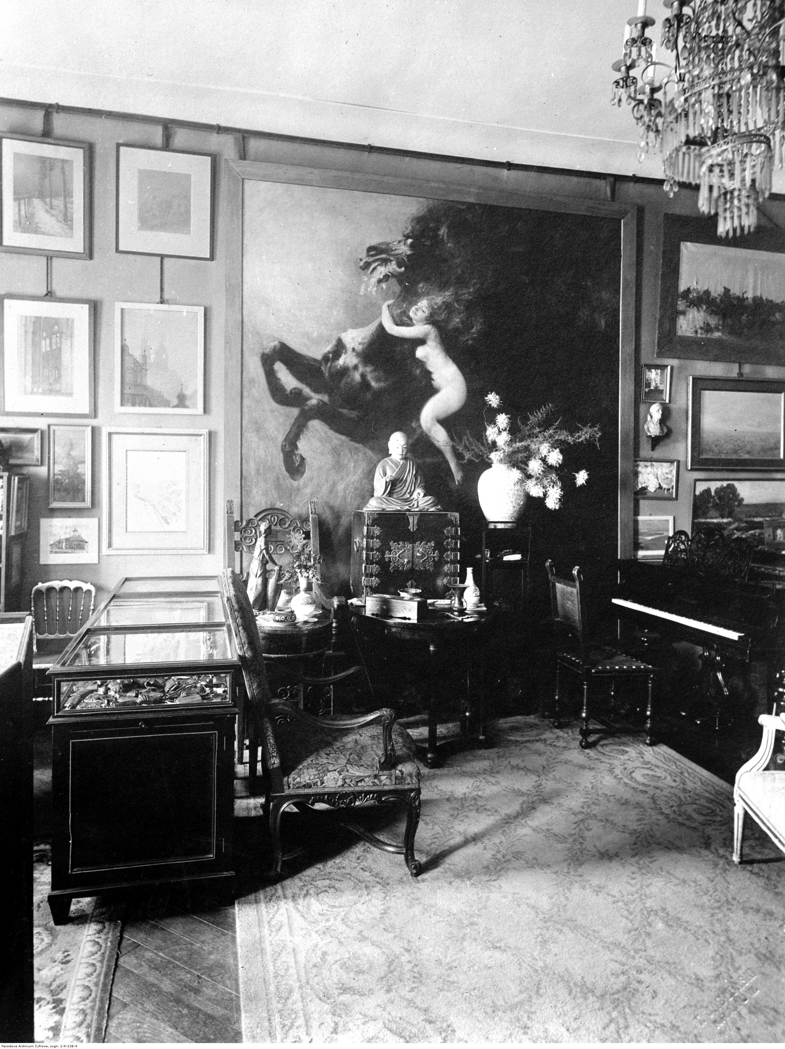 Zbiory Feliksa Jasieńskiego w jego prywatnym mieszkaniu, 1926 rok, źródło: Narodowe Archiwum Cyfrowe