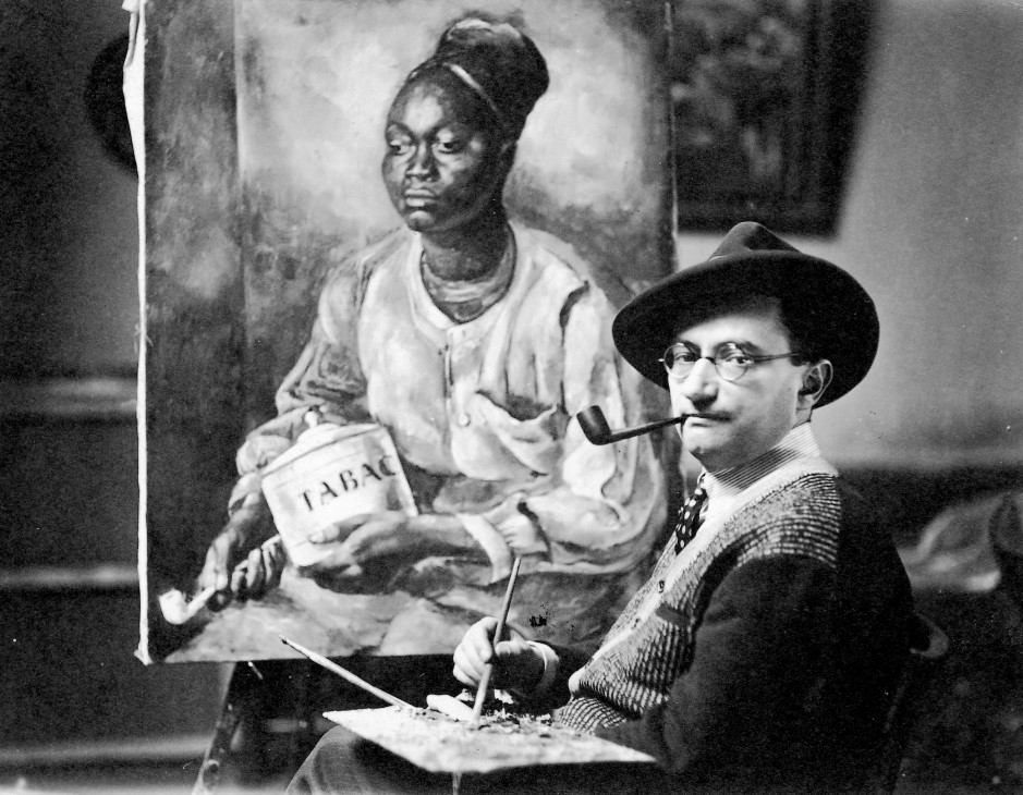 Roman Kramsztyk na tle swojego obrazu "Portret murzyna z fajką" około 1927 roku, źródło: ecoledeparis.org