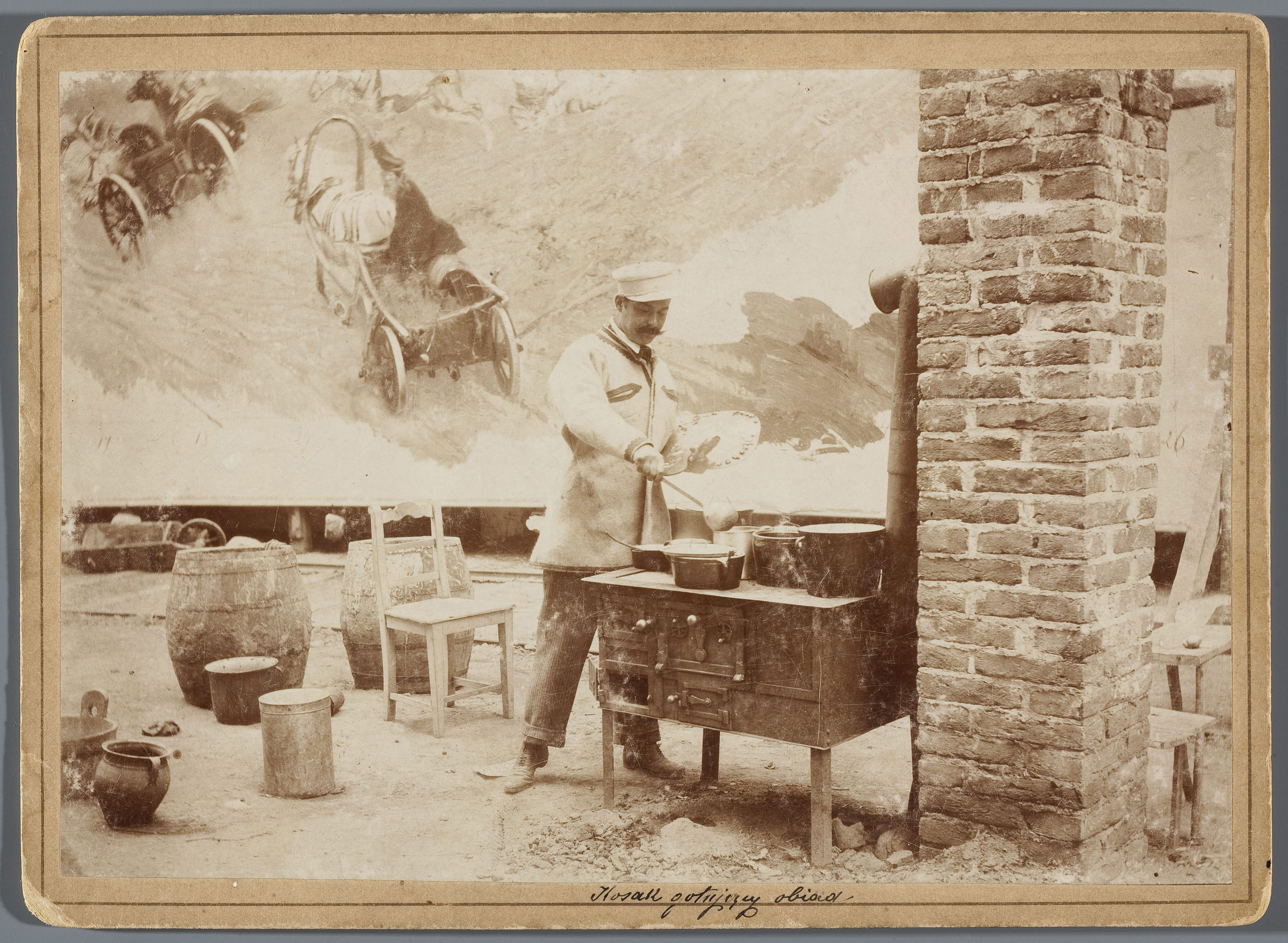Wojciech Kossak z paletą w ręce gotujący obiad na prowizorycznej kuchni w rotundzie Panoramy Racławickiej, ok. 1893 roku, źródło: Muzeum Narodowe w Warszawie