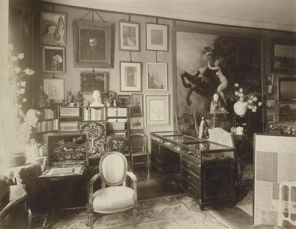 Wnętrze mieszkania Mangghi przy ulicy św. Jana, w centralnym punkcie wisi "Szał" Podkowińskiego, między 1896 a 1906 rokiem, źródło: Muzeum Narodowe w Krakowie
