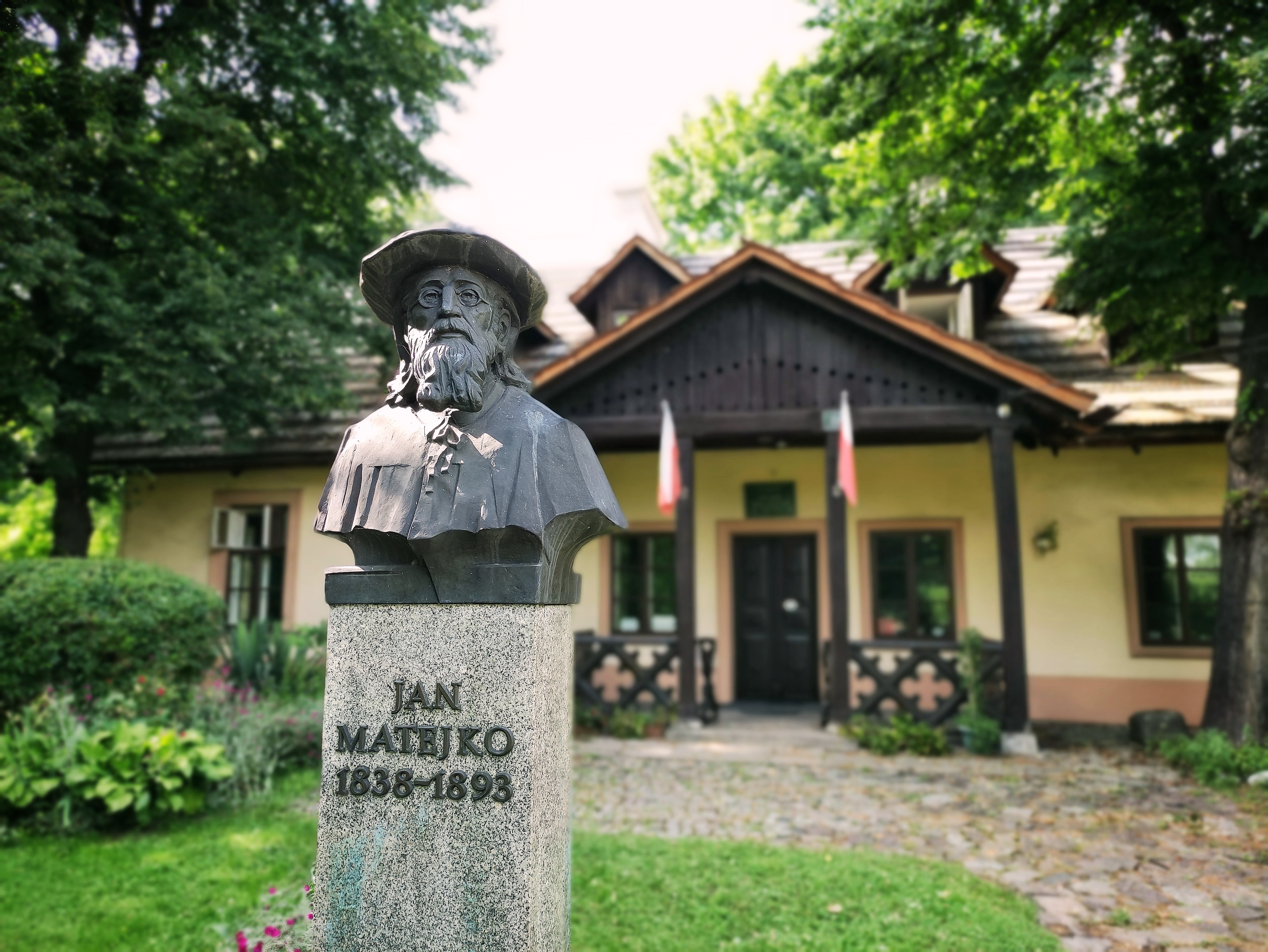 Popiersie Jana Matejki przed dworkiem w Krzesławicach, źródło: archiwum autorki