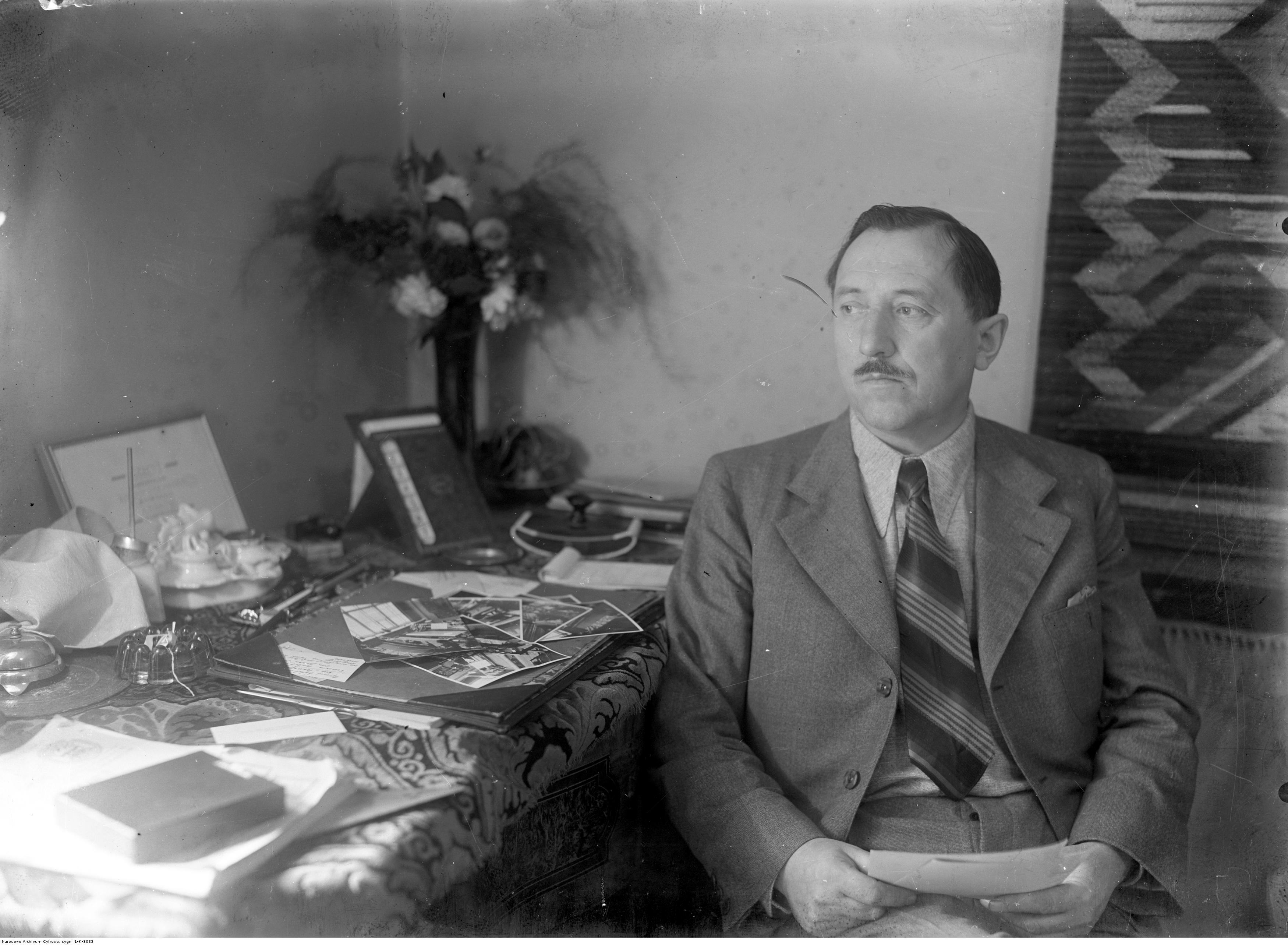 Teodor Grott na tle kilimu swojego projektu, 1937 rok, źródło: NAC 