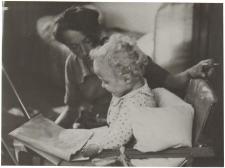Katarzyna Kobro z córeczką Niką, Łódź,  ok. 1937 rok, źródło fotografii: Muzeum Sztuki w Łodzi