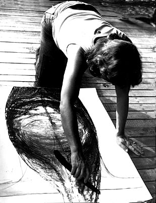 Magdalena Abakanowicz przy pracy, 1980 rok, źródło: abakanowicz.art.pl