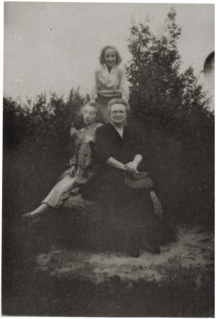 Nika Strzemińska, Katarzyna Kobro (z lewej) i Anna Budryn, 1950 rok, źródło: Muzeum Sztuki w Łodzi