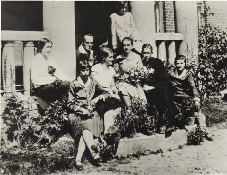 Katarzyna Kobro i Władysław Strzemiński z uczniami w Koluszkach, ok. 1930 roku, źródło fotografii: Muzeum Sztuki w Łodzi