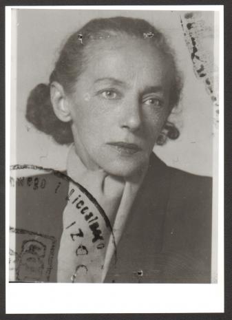 Katarzyna Kobro, fotografia Legitymacyjna, ok. 1949 roku, źródło: Muzeum Sztuki w Łodzi