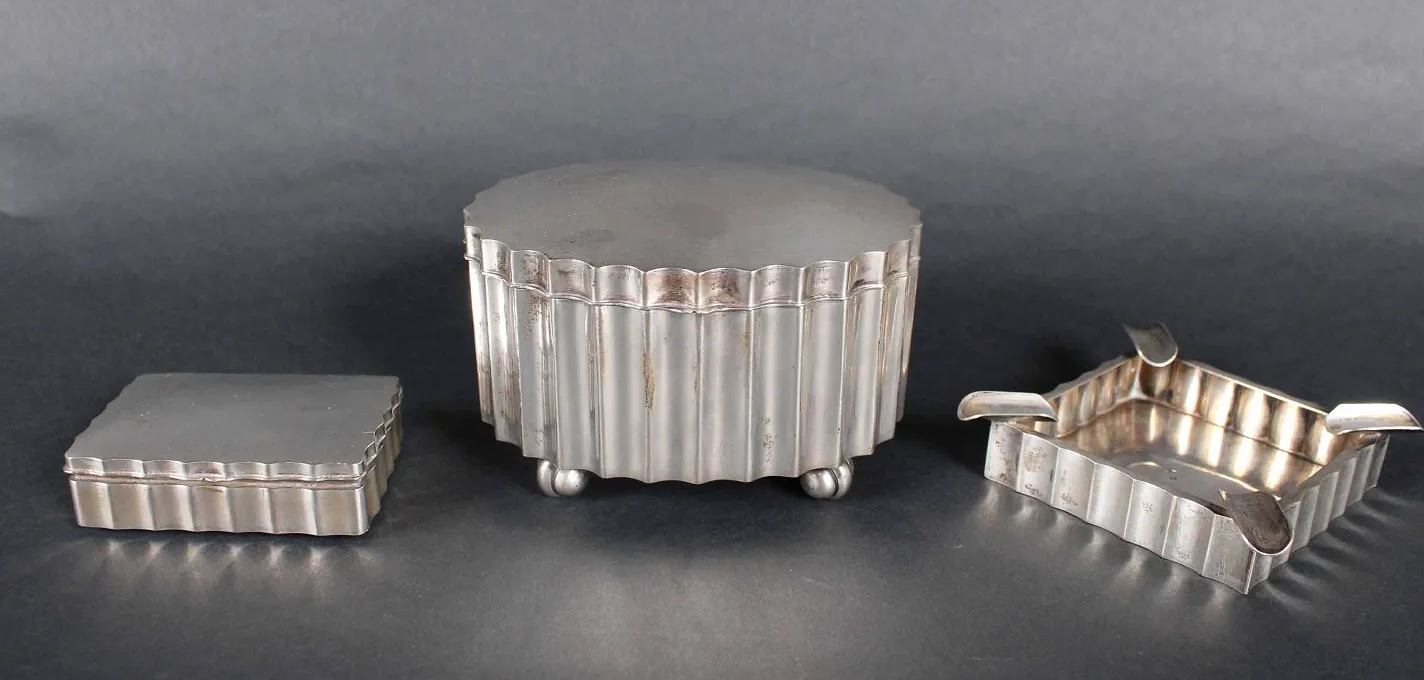Srebrny komplet stołowy - cukiernica, popielniczka i papierośnica, srebro próby '3', źródło: Nye & Company