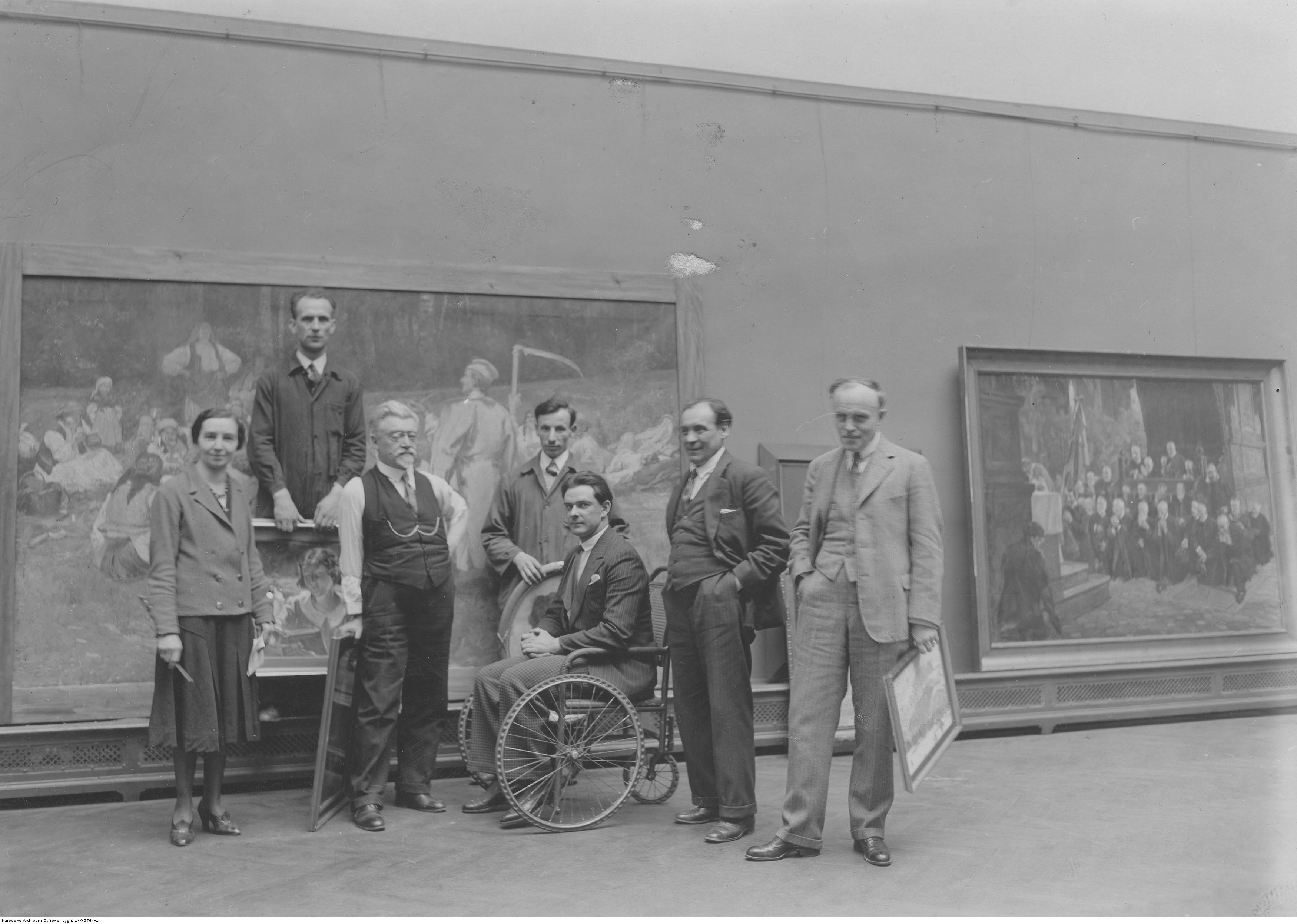 Zygmunt Waliszewski (w środku na wózku inwalidzkim) na wystawie prac artysty Wincentego Wodzinowskiego w Krakowie w 1932 roku, źródło: Narodowe Archiwum Cyfrowe
