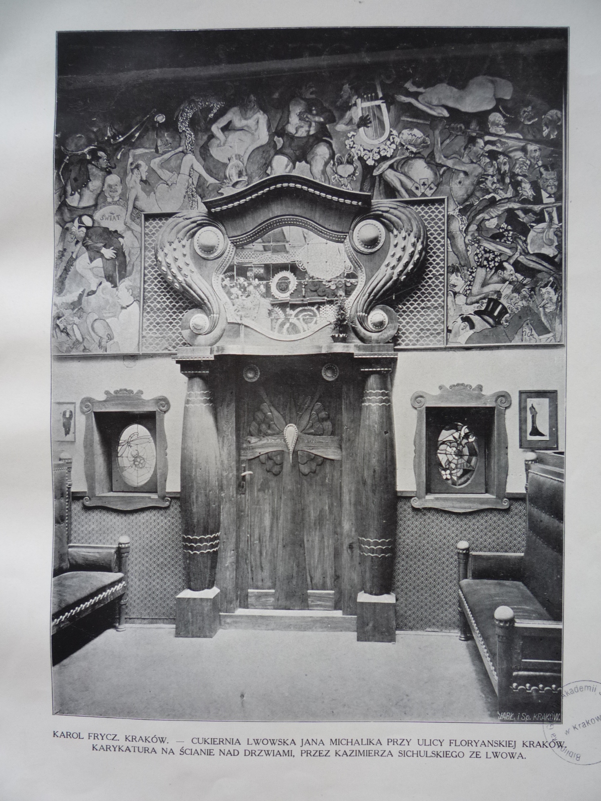 Wnętrze Jamy Michalika, z prawej strony widoczna na ścianie litografia Karola Frycza, fotografia archiwalna