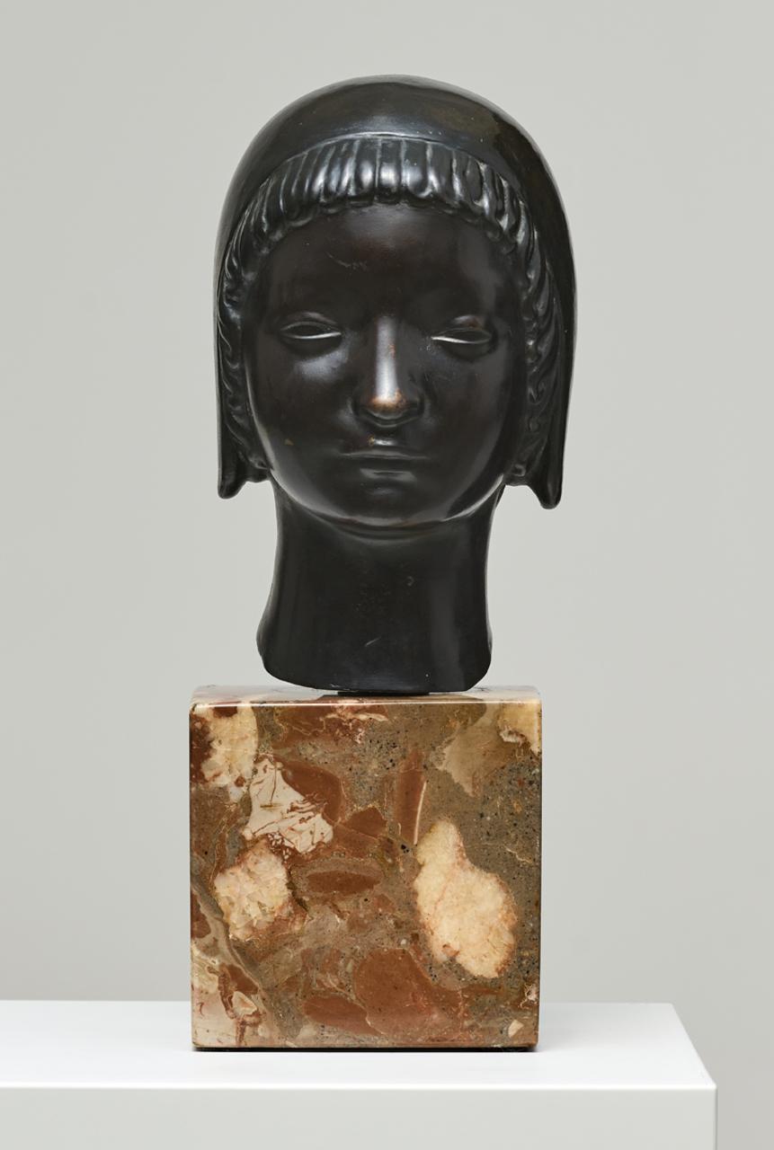 Henryk Kuna (1879-1945), "Głowa dziewczyny w kapturku" - odlew brązowy współczesny; podstawa sześcienna marmurowa, źródło: Polswiss Art