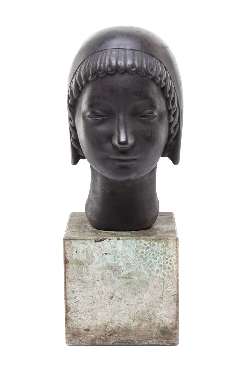 Henryk Kuna (1879-1945), "Głowa dziewczyny w kapturku", 1910 rok - odlew brązowy z epoki; podstawa sześcienna metalowa, polichromowana, źródło: Desa Unicum