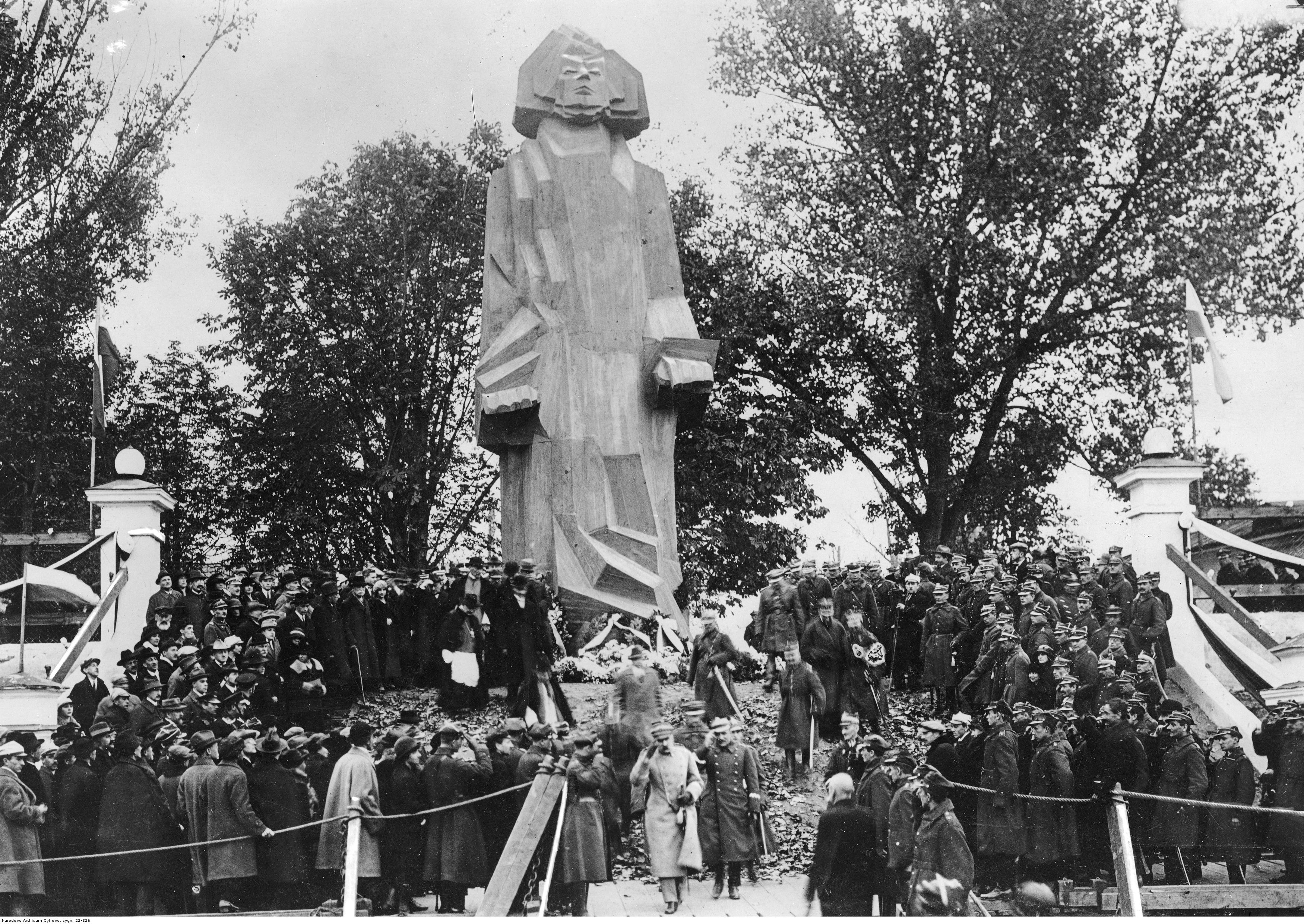 Makieta pomnika Adama Mickiewicza autorstwa Zbigniewa Pronaszki ustawiona tymczasowo w Wilnie, 1924 rok, źródło: Narodowe Archiwum Cyfrowe