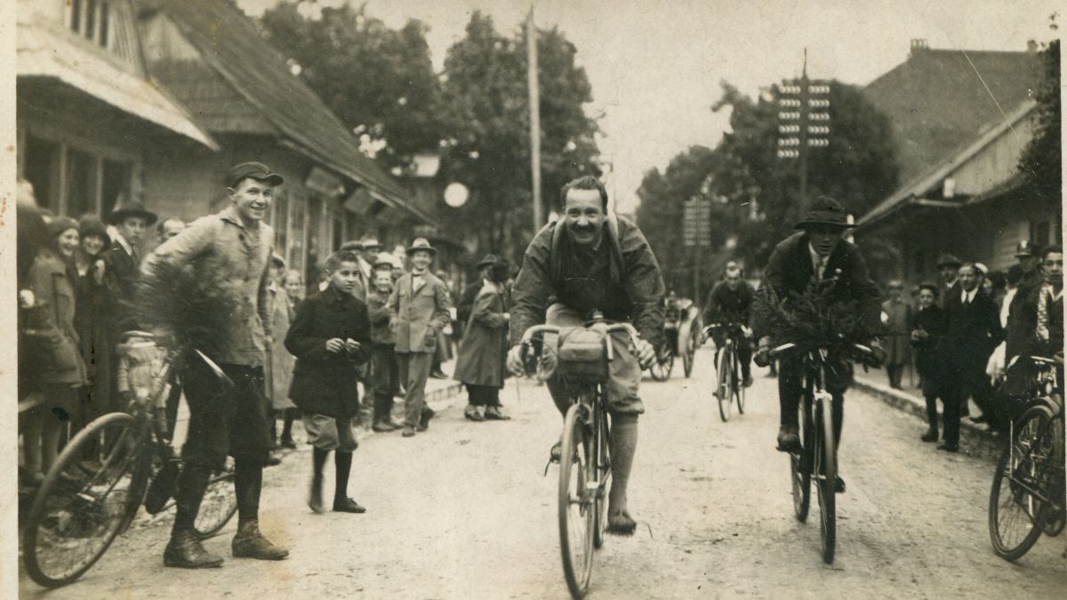 Zamoyski wjeżdża rowerem do Zakopanego, kończąc rajd, źródło: Muzeum Literatury