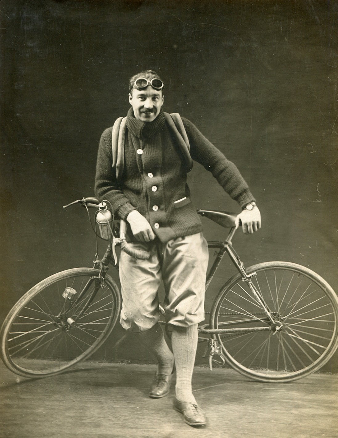August Zamoyski przed rajdem rowerowym Paryż-Zakopane, Paryż, 7 VIII 1925, fot. Pierre Choumoff, źródło: Muzeum Literatury
