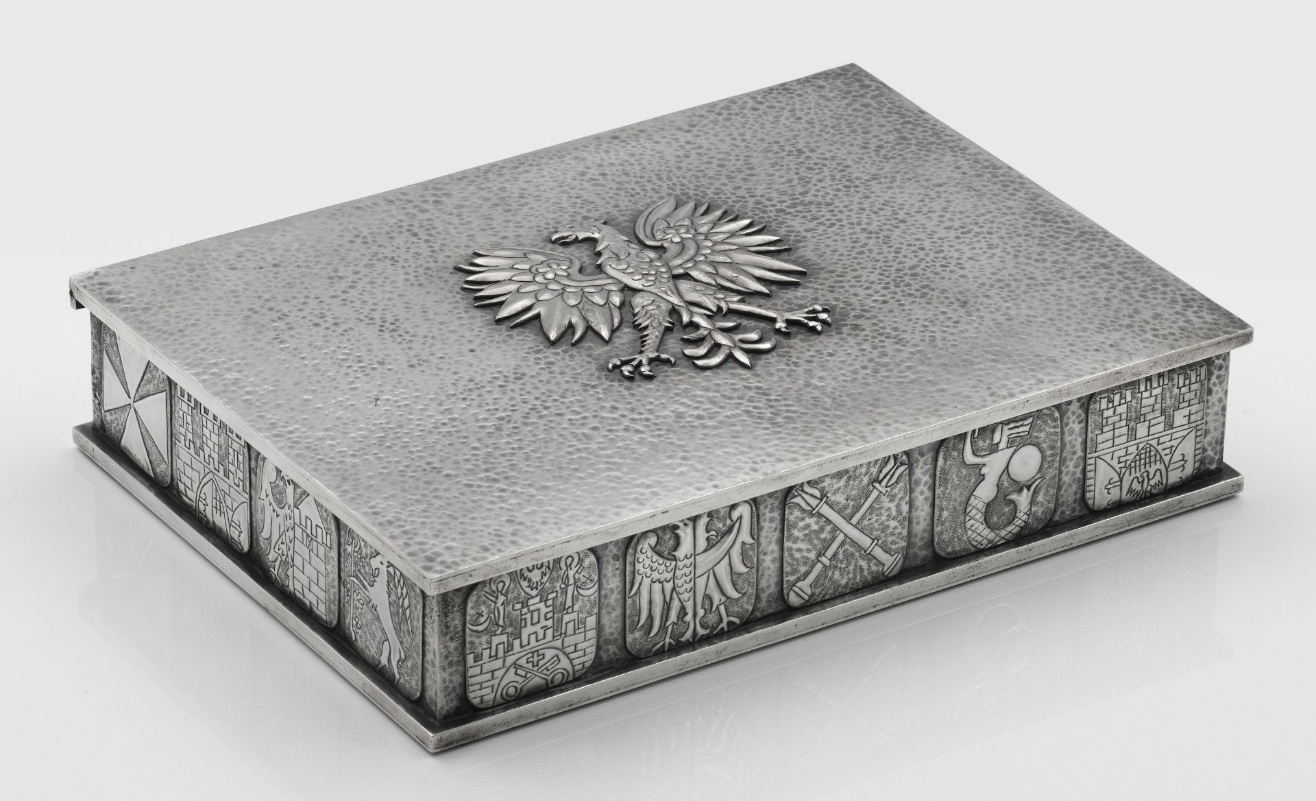 Srebrna szkatuła z godłem Polski, źródło: Schloss Ahlden