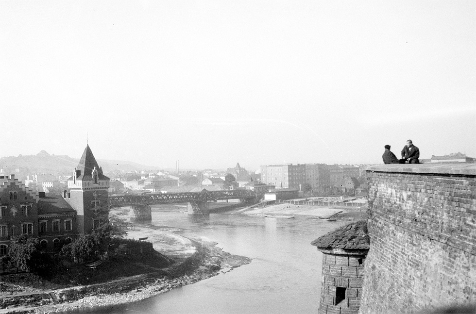 Widok z Wawelu na Willę Rożnowskich i Most Dębnicki w 1937 roku, źródło: Narodowe Archiwum Cyfrowe