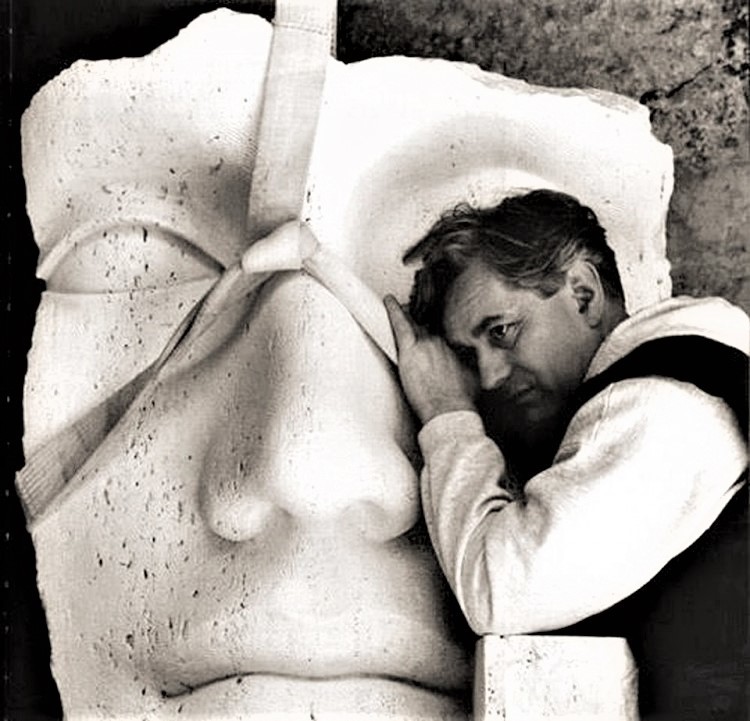 Igor Mitoraj z jedną ze swoich rzeźb, źródło: Tuscanypeople