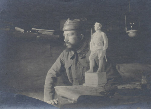 Włodzimierz Konieczny z rzeźbą Legionista, 1916 rok, fot. archiwalna