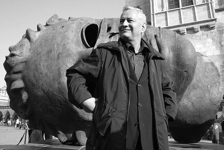 Igor Mitoraj na tle rzeźby „Eros Bendato” na Rynku Głównym w Krakowie, fot. Jacek Gruszczyński/ Forum