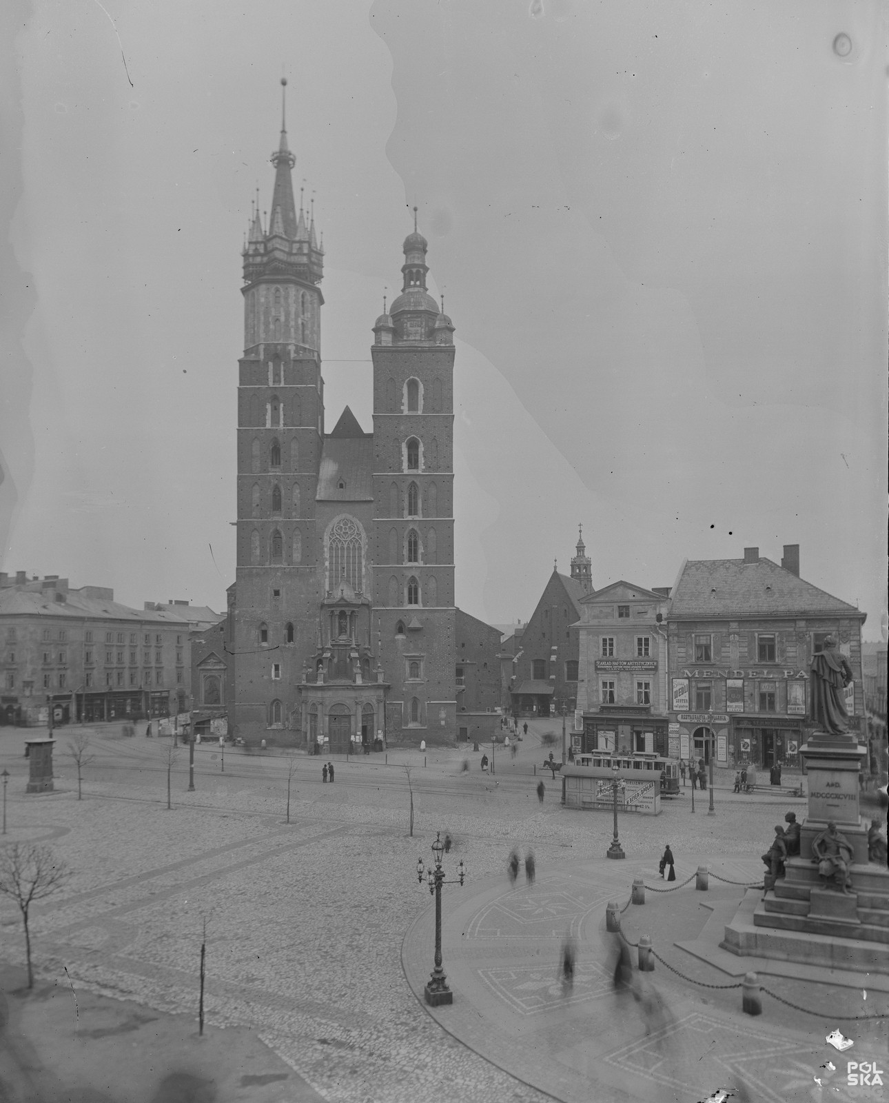 Fotografia z widokiem na Kościół Mariacki wykonana pomiędzy 1901 a 1907 rokiem, źródło: Muzeum Narodowe w Krakowie