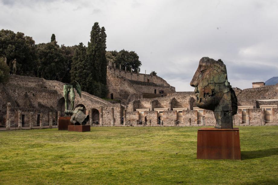 Rzeźba Igora Mitoraja w Pompejach, fot. Paolo Manzo/ Getty Images