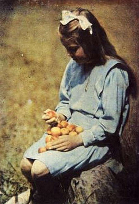 Henryk Mikolasch (1872-1931), „Dziewczynka z morelami”, ok. 1910 roku, fotografia archiwalna