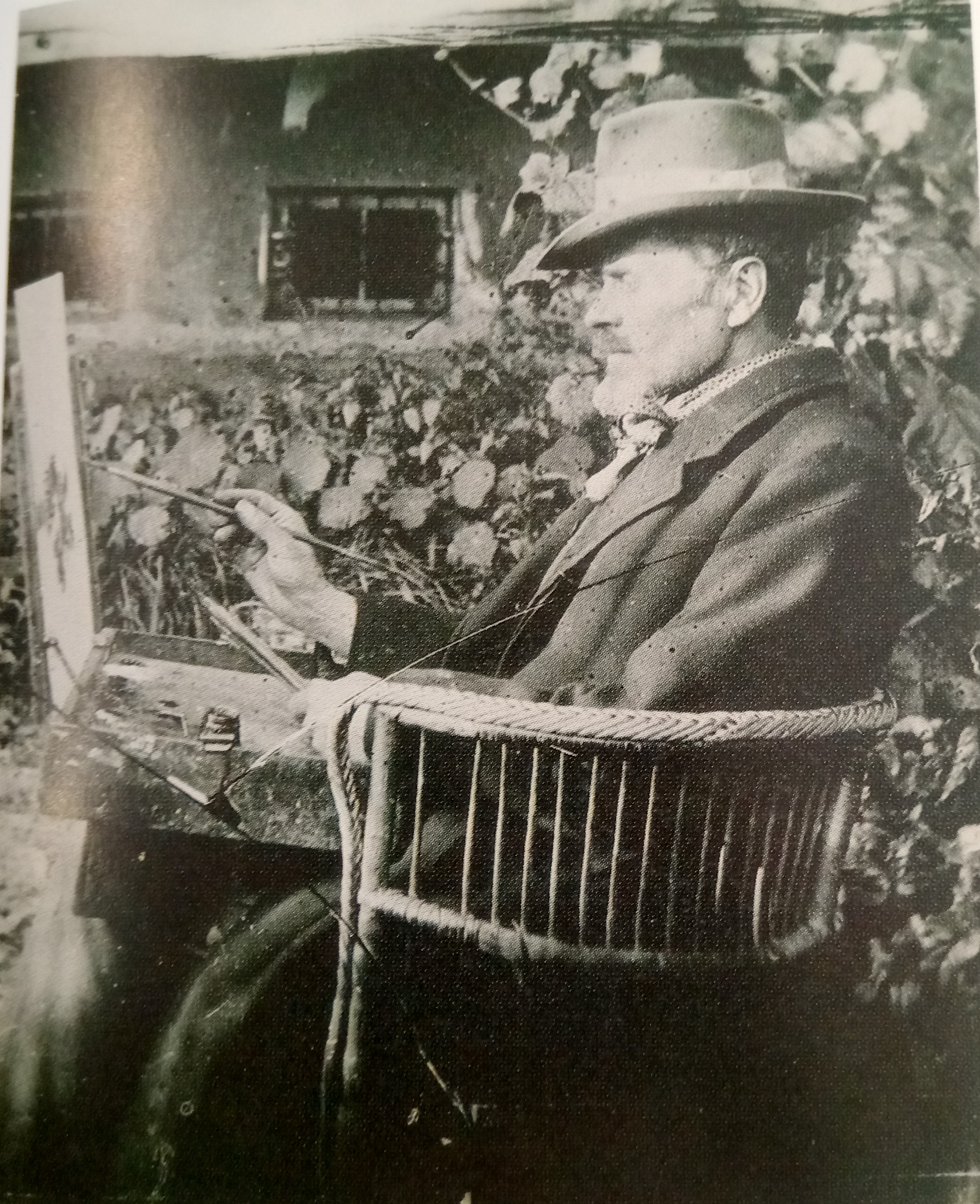 Iwan Trusz malujący w ogrodzie, 1935 rok, fot. archiwalna