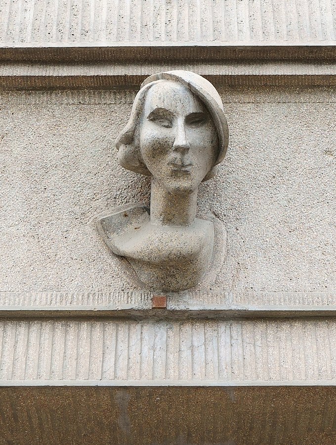 Henryk Wiciński (1908-1943), Rzeźba nad portalem kamienicy nr 16 przy al. Słowackiego, inspirowana wyglądem Marii Jaremy, 1934 rok