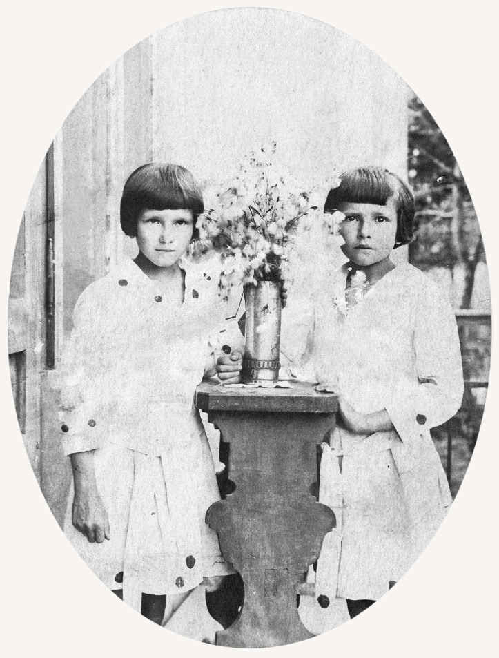 Maria Jarema z siostrą, fotografia archiwalna
