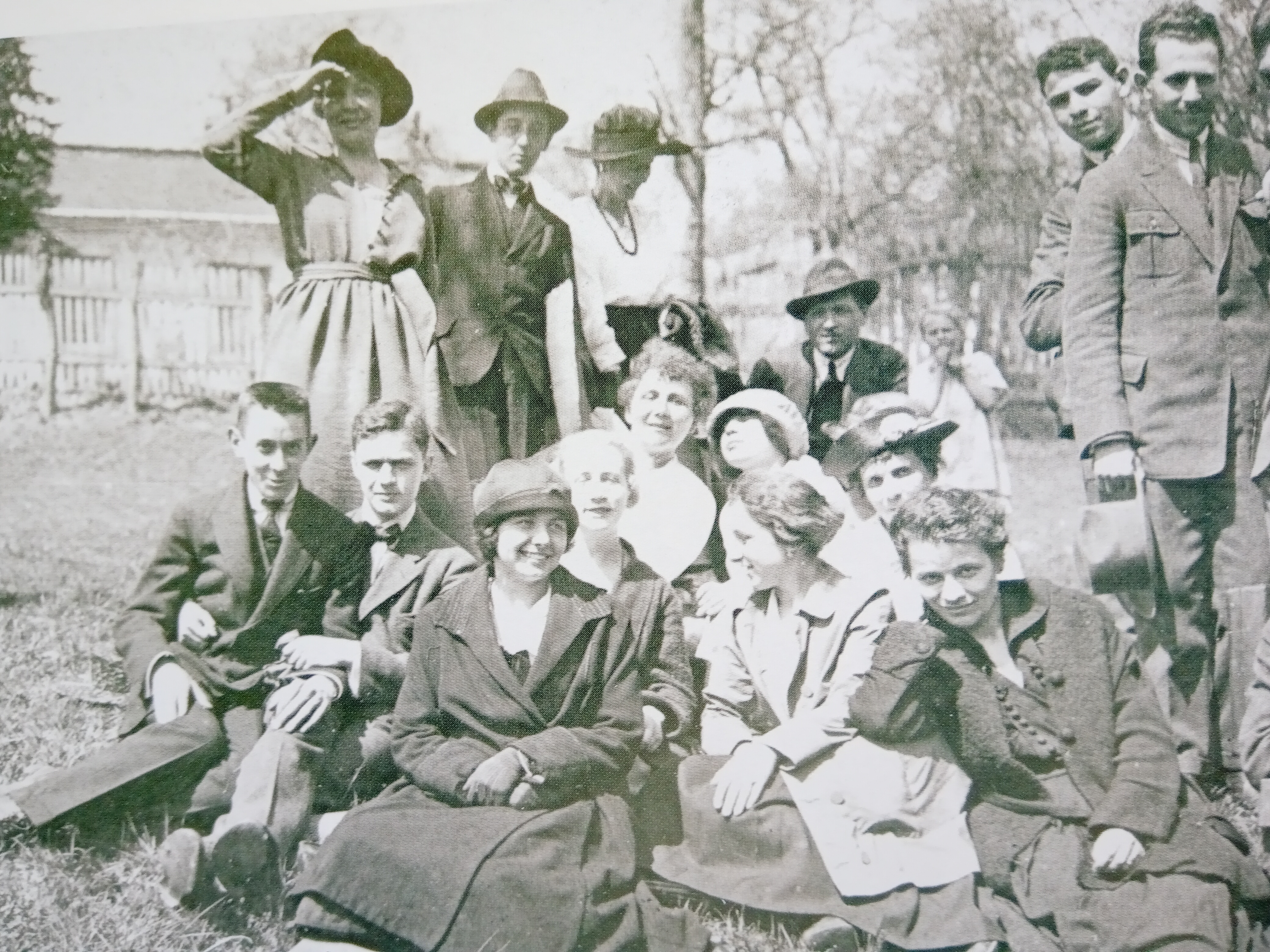 Roman Sielski (siedzi pierwszy z lewej) w grupie studentów Kazimierza Sichulskiego we Lwowie, 1921-1922, fotografia archiwalna
