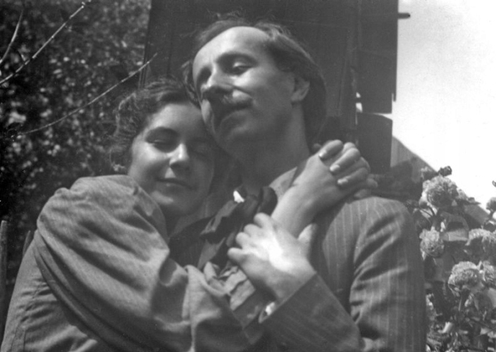 Irena i Wojciech Weiss przed domem w Kalwarii Zebrzydowskiej, fotografia archiwalna
