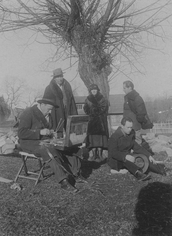 Profesor Stanisław Kamocki (2. z lewej) ze studentami podczas zajęć w plenerze. Widoczny również student Emil Krcha (siedzi na kamieniu), źródło: Narodowe Archiwum Cyfrowe