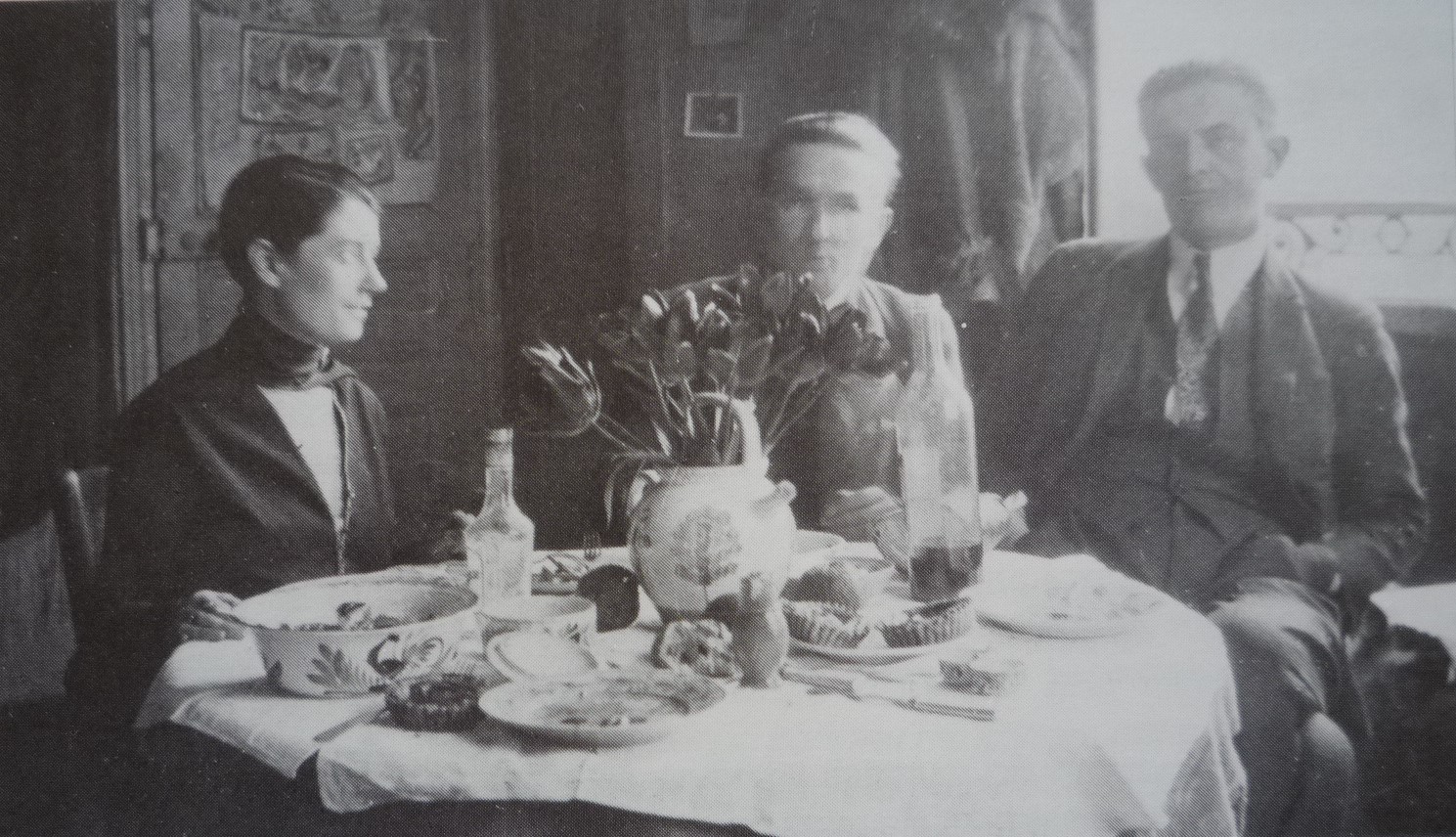 W pracowni paryskiej przy Impasse du Rouet (od lewej Dorota Seydenmannowa, Józef Jarema, Jan Cybis), 1925, fot. archiw.