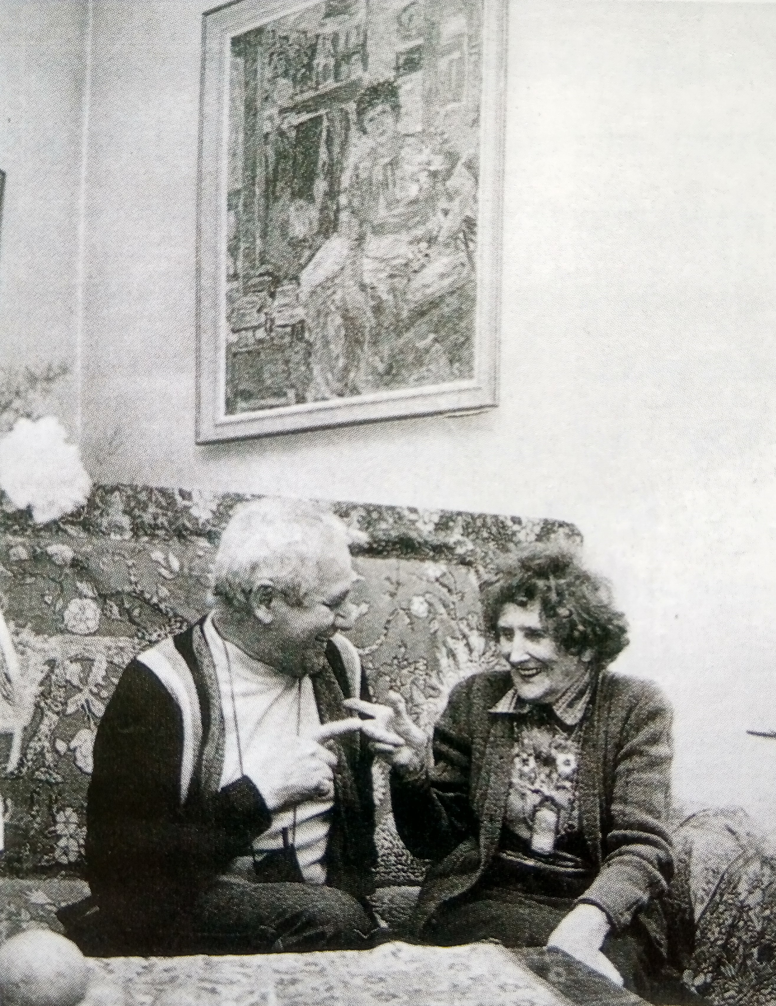 Hanna Rudzka-Cybis z uczniem i przyjacielem Leszkiem Dutką, w tle "Autoportret", 1987 rok