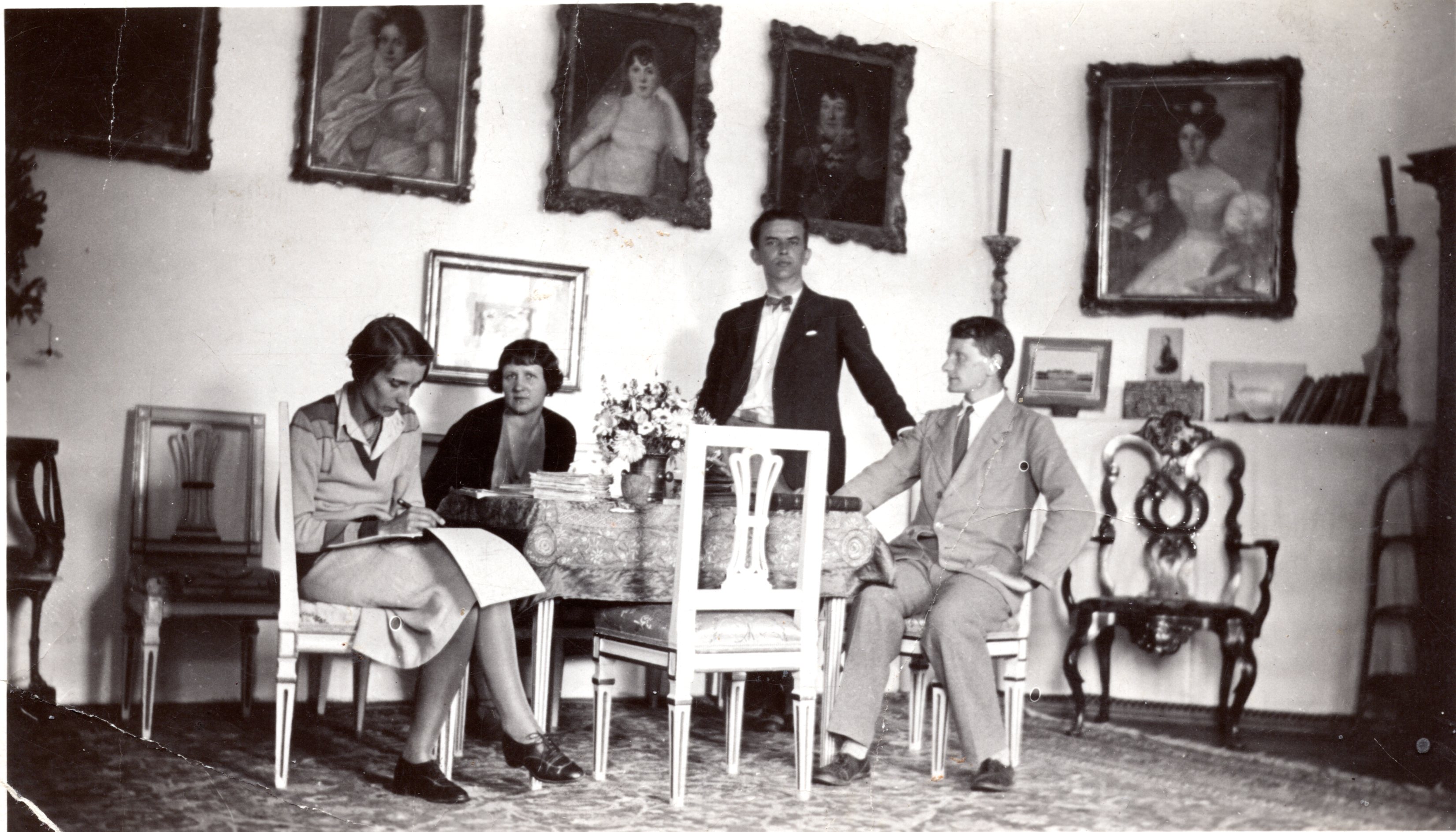 Pałac w Rudkach, od prawej: Piotr Potworowski, Jan Cybis, Hanna Rudzka-Cybisowa, Magdalena Mańkowska, ok. 1930-1935, fotografia archiwalna