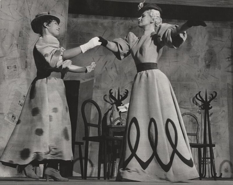 „Pośredniczka matrymonialna”, dekoracje i kostiumy Piotr Potworowski, 1959 rok, fot. Edward Hartwig