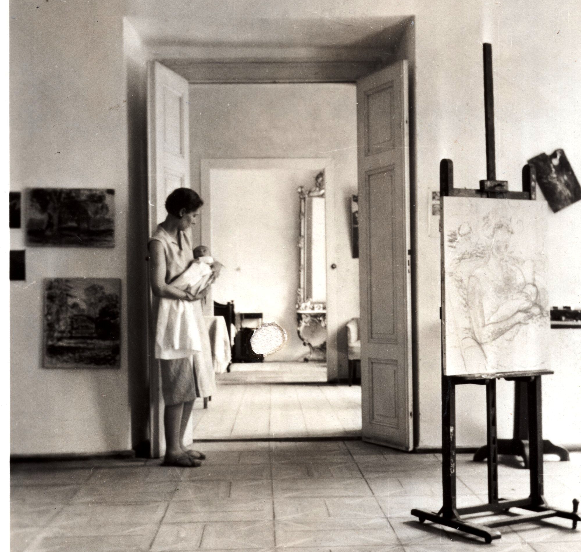 Pracownia Potworowskiego w pałacu w Rudkach, w tle żona artysty z synem Janem, 1930 rok, fotografia archiwalna