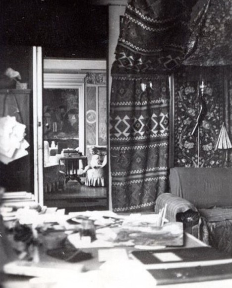 Wnętrze Czerwonej willi w Grębaninie, w tle widoczna dekoracja Potworowskiego „Karnawał wenecki”, 1938 rok, fotografia archiwalna