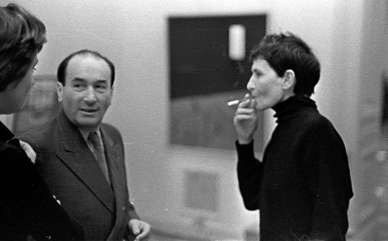 Artur Nacht-Samborski i Maria Jarema na otwarciu II Wystawy Sztuki Nowoczesnej w Zachęcie, 1957 rok, fot. Tadeusz Rolke