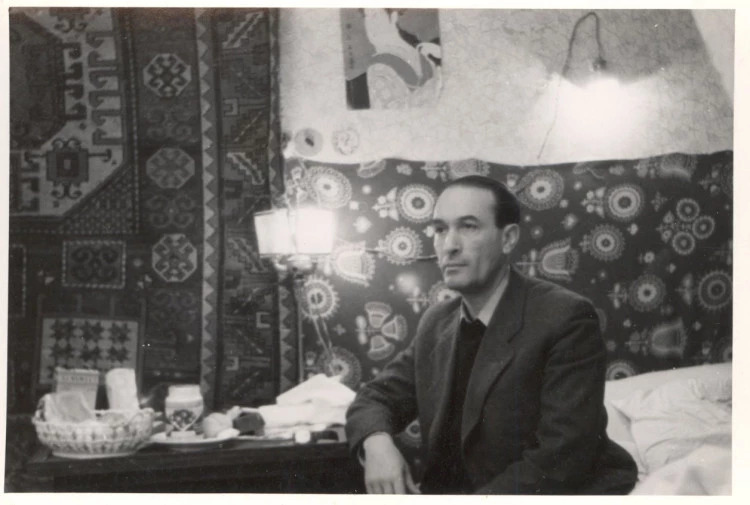 Artur Nacht-Samborski w mieszkaniu w Sopocie, ok. 1947 roku, fotografia archiwalna