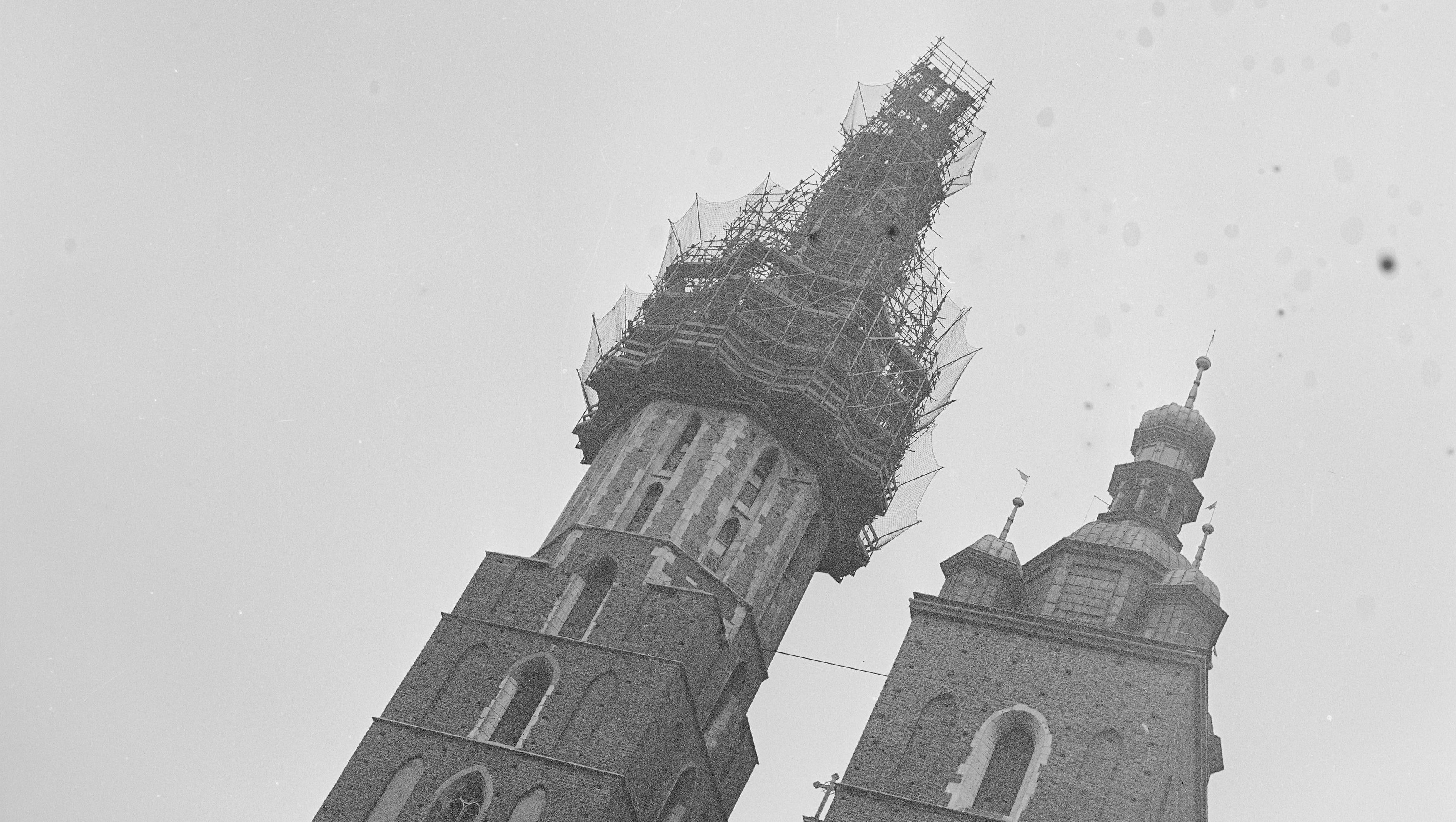 Rusztowanie na hełmie wieży kościoła Mariackiego podczas restauracji w 1978 roku, źródło: Narodowe Archiwum Cyfrowe