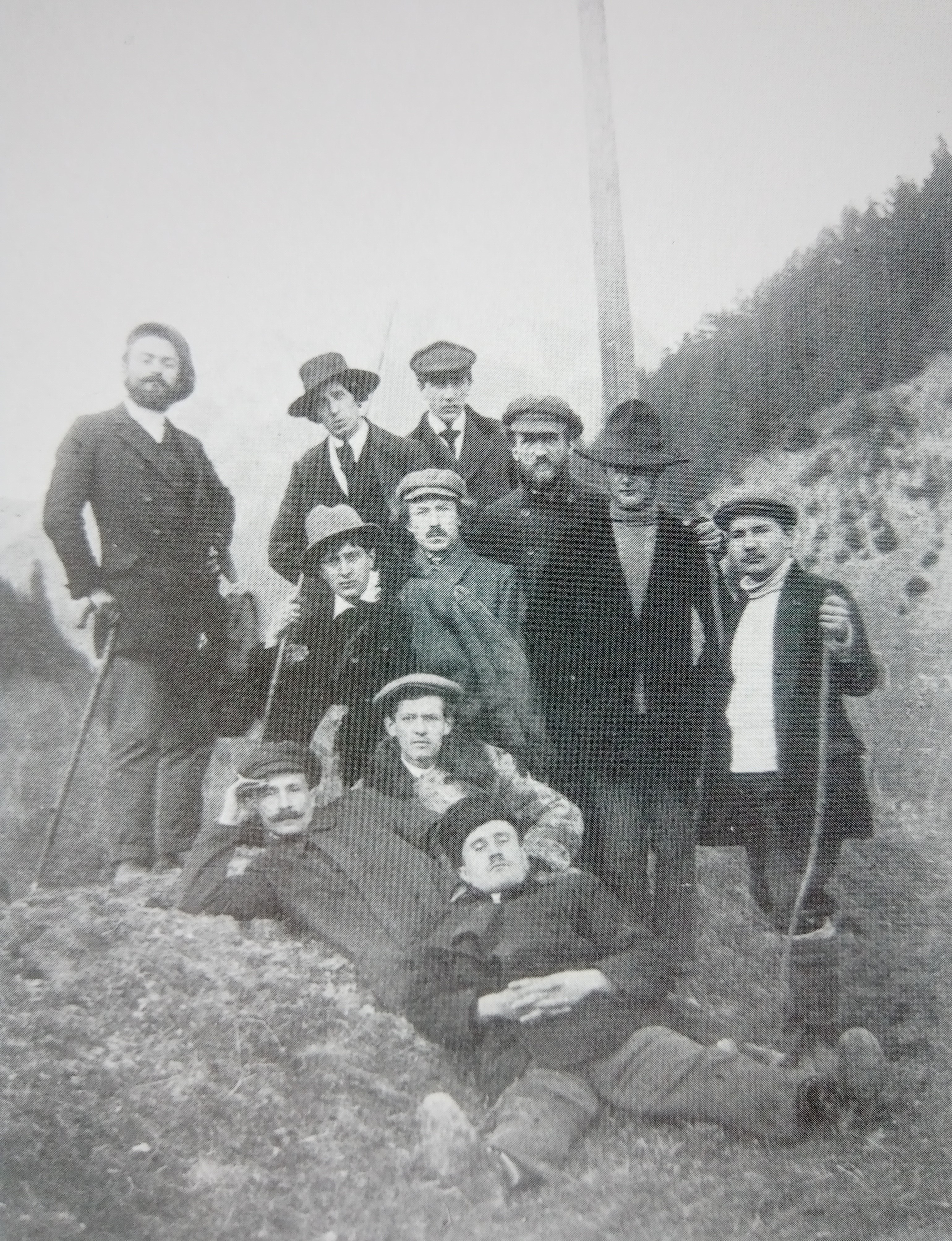 Wycieczka plenerowa studentów, Czorsztyn 1911 rok, fotografia archiwalna (Zawadowski pierwszy z lewej z laską, Hrynkowski drugi z prawej w kapeluszu, Mondzain pierwszy z prawej)