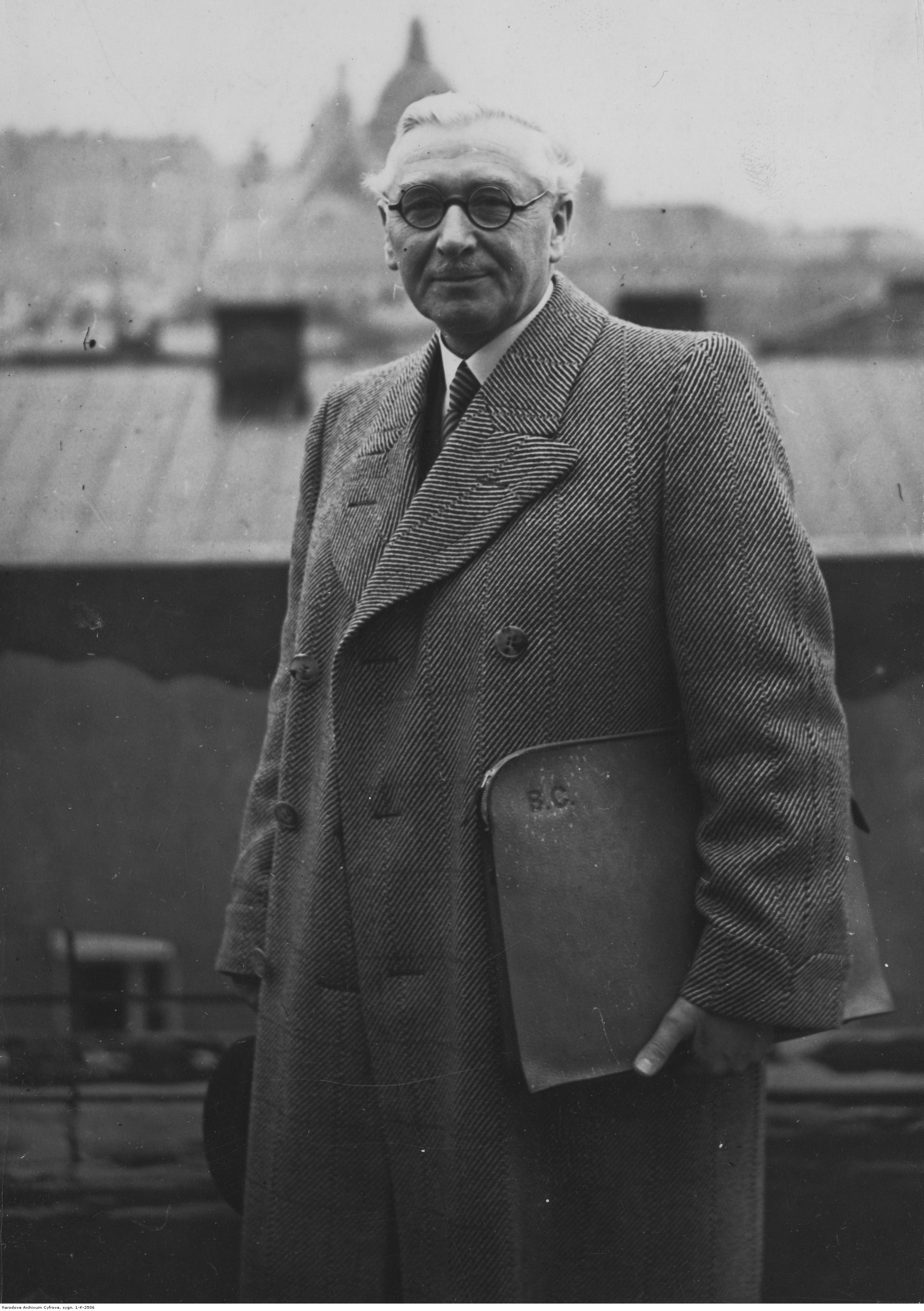Artysta malarz Bolesław Czedekowski na dachu Pałacu Pracy, 1939 rok, źródło: NAC