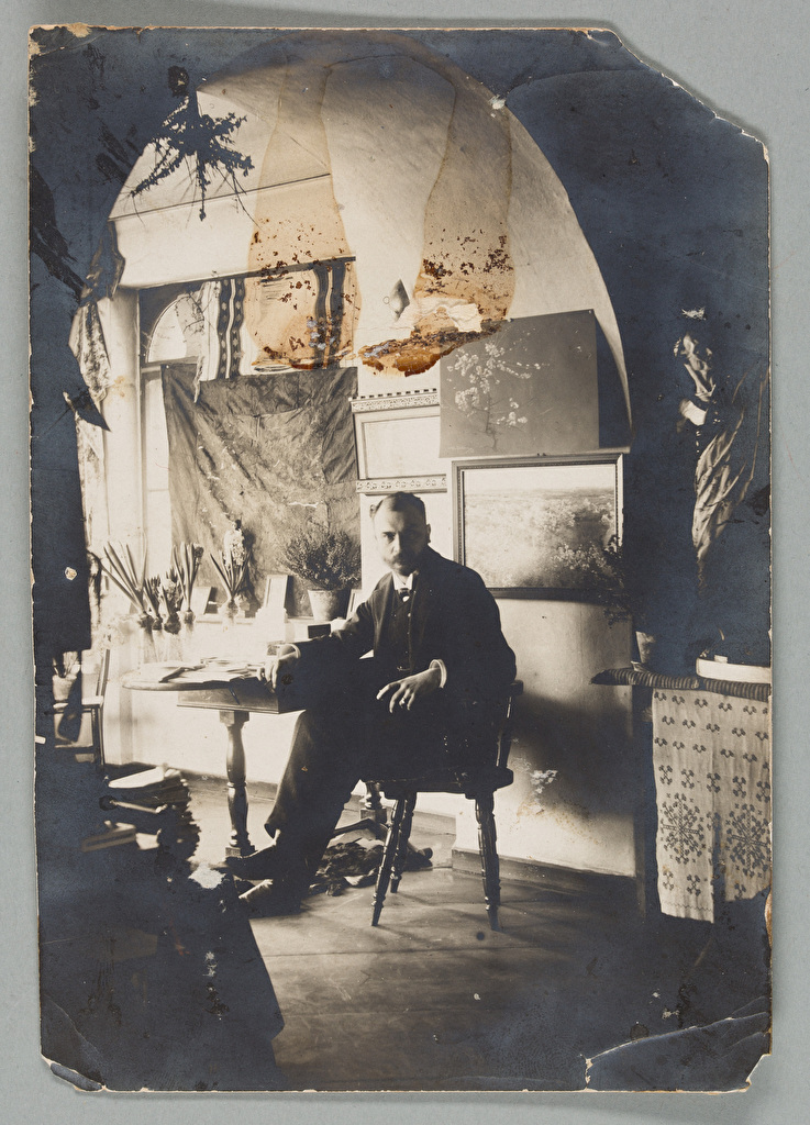 Piotr Stachiewicz na antresoli w pracowni przy ulicy Starowiślnej 10, około 1900 roku, źródło: Muzeum Narodowe w Krakowie