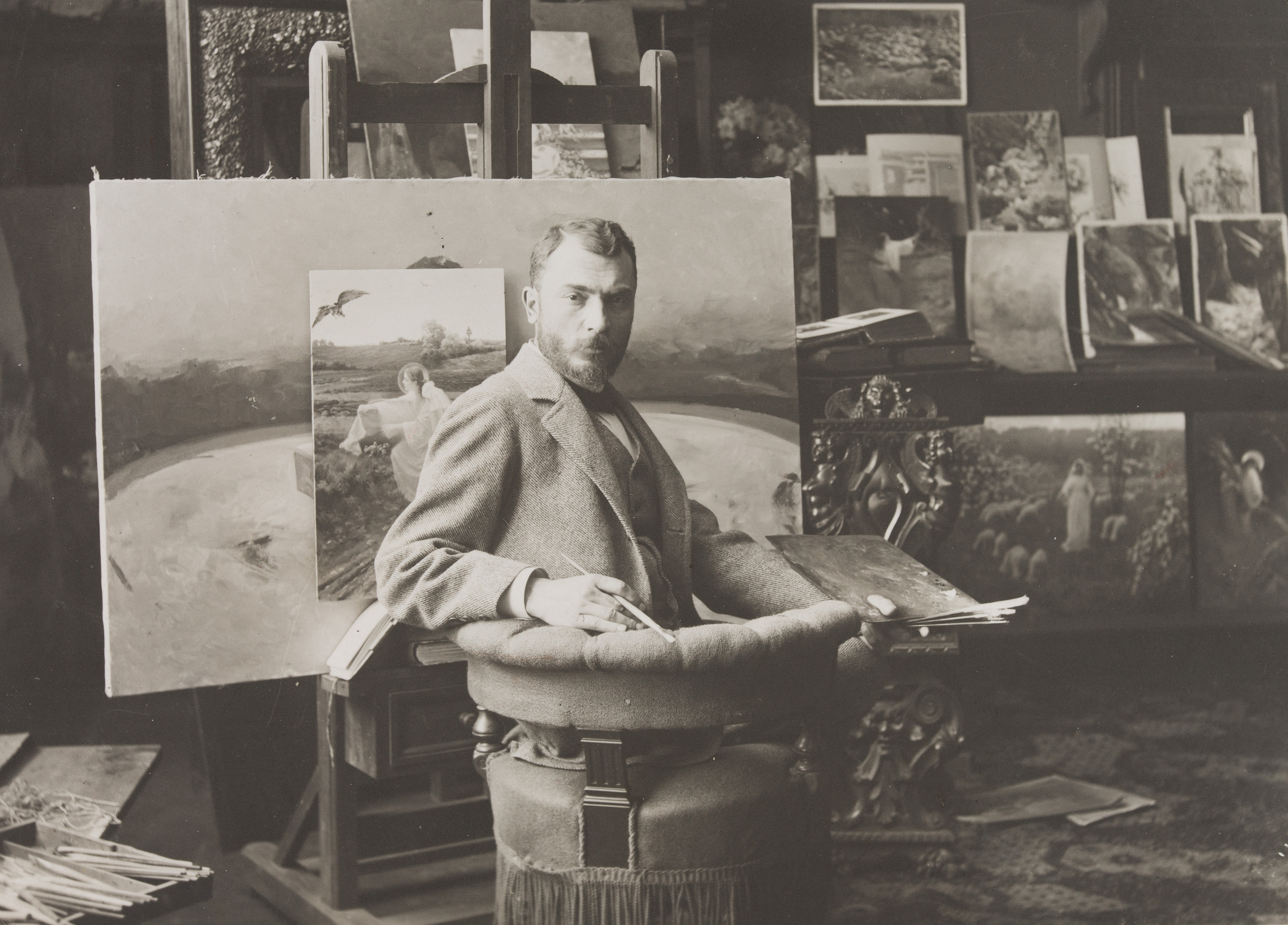 Piotr Stachiewicz w pracowni na tle obrazów, około 1894 roku, źródło: Muzeum Narodowe w Krakowie