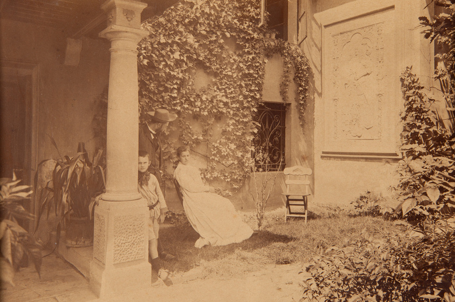Rodzina Stachiewiczów w ogrodzie przed domem przy Starowiślnej 10, po 1892 roku, źródło: Muzeum Narodowe w Krakowie