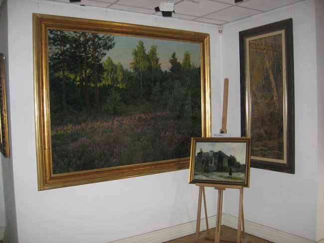 Fragment galerii obrazów Józefa Rapackiego, fot. Muzeum Mazowsza Zachodniego w Żyrardowie